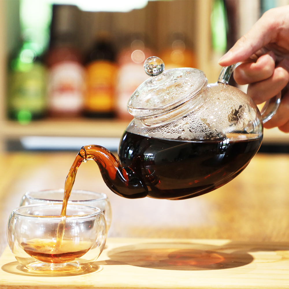 Ensemble de 5 tasses à thé en verre pour théière et théière sur la cuisinière