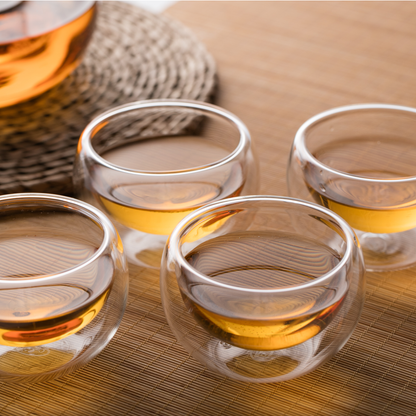 Ensemble de 5 tasses à thé en verre pour théière et théière sur la cuisinière